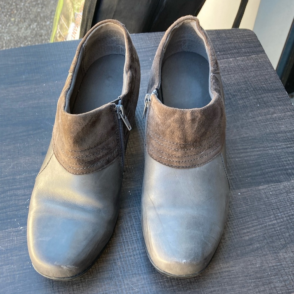 Clarks ladies suede leather booties size 11